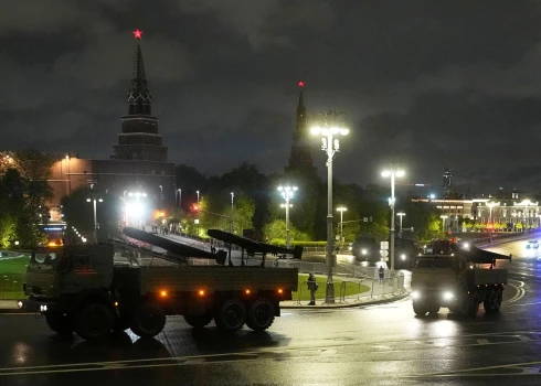 Kamēr Maskava gatavojas Uzvaras dienas parādei, tai intensīvi uzbrūk droni (foto: Scanpix / AP)