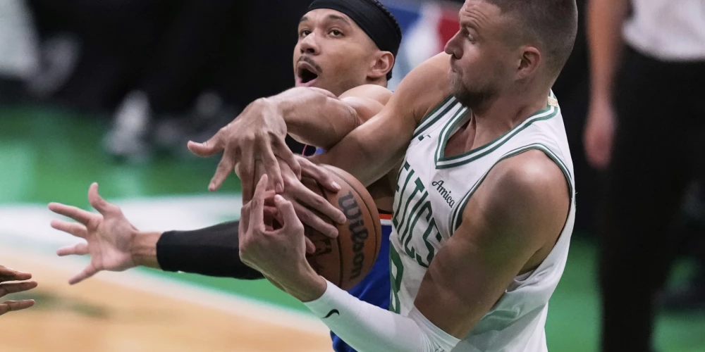 Kristaps Porziņģis divcīņā ar Džošu Hārtu.