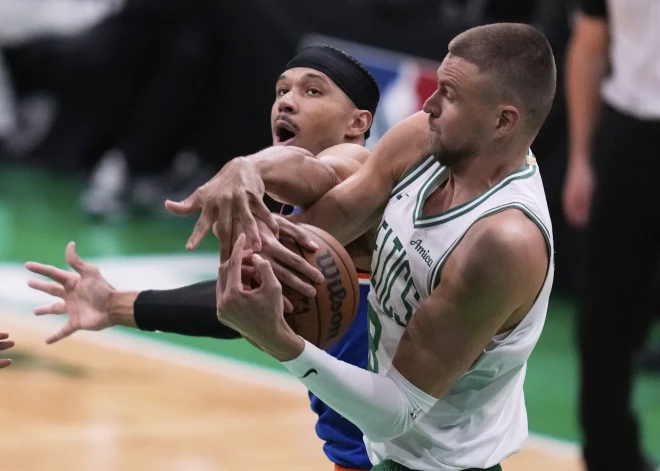 Porziņģis veselības problēmu dēļ nespēj īsti palīdzēt "Celtics"; Bostona otro kārtu sāk ar zaudējumu