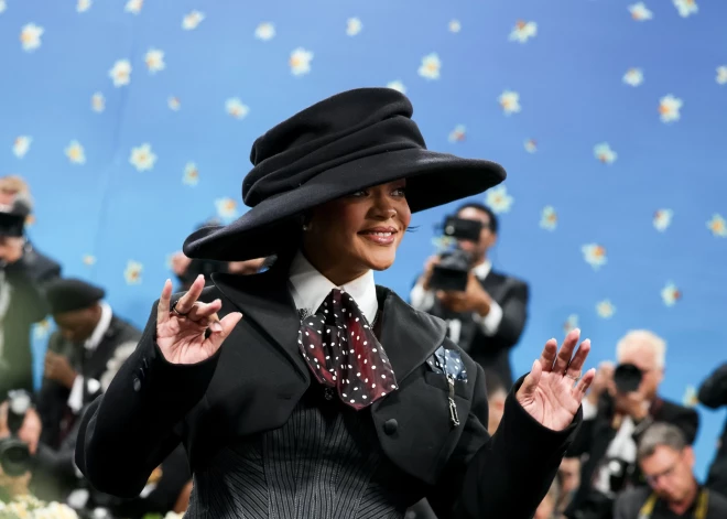 Dziedātāja Rianna gaida trešo bērnu