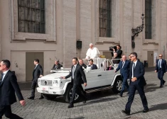 Pāvesta Franciska "papamobilis" kļūs par žēlsirdības zīmi bērniem kara plosītajā Gazā