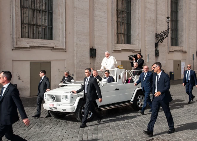 Pāvesta Franciska "papamobilis" kļūs par žēlsirdības zīmi bērniem kara plosītajā Gazā