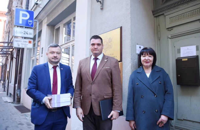 Nacionālās apvienības Rīgas nodaļas vadītājs Ģirts Lapiņš, Rīgas mēra amata kandidāts Edvards Ratnieks un dzejniece Liāna Langa iesniedz NA sarakstu Centrālajā vēlēšanu komisijā gaidāmajām pašvaldību vēlēšanām.