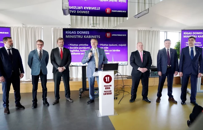 Pašlaik vēlētāju aptauju līderi ir Aināra Šlesera “Latvija pirmajā vietā” (partijas kandidāti Rīgas domes vēlēšanās Rolands Gulbis (no kreisās), Andris Ozols, Andrejs Klementjevs, Ainārs Šlesers, Ringolds Balodis, Vestards Rozenbergs un Jānis Geduševs).