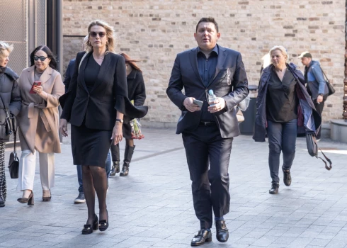 Artuss Kaimiņš ar Gunu Geikinu, dodoties kopā skatīties izrādi Jaunajā Rīgas teātrī.