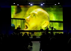 FOTO: Imants Daksis nodzen bārdu uz skatuves - koncertizrāde “Andromeda, mēs nākam!” izpelnās skaļus aplausus