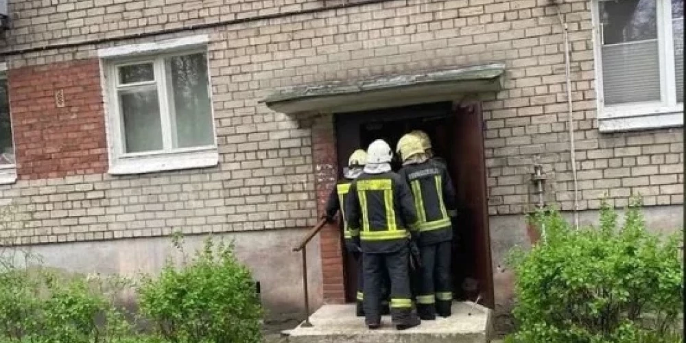 Спасатели не только тушили пламя, но и обходили квартиры, жильцы которых не эвакуировались, чтобы убедиться, что с их здоровьем все в порядке.