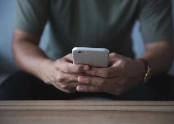 Latvijā atklāts tālrunis vardarbības novēršanai: “Nedari pāri, izvēlies piezvanīt!”