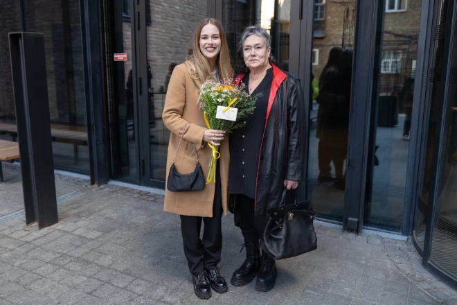 Diona Liepiņa un aktiera Ivara Krasta mamma Aiva Krasta uz pirmizrādi ieradās kopā.