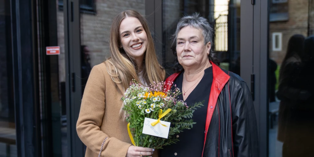 Diona Liepiņa un aktiera Ivara Krasta mamma Aiva Krasta uz pirmizrādi ieradās kopā.