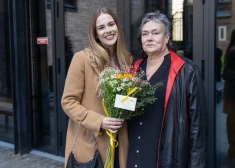 Diona Liepiņa pie mīļotā Ivara Krasta uz pirmizrādi steidz ar puķēm un aktiera mammu