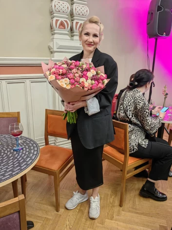 Armands ieradās ar krāšņiem ziediem, ko pasniedza  aktrisei Veronikai Plotņikovai.