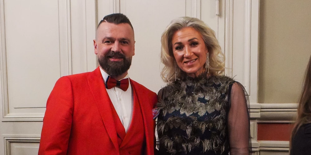 Armands un Iveta Simsoni jauniestudējuma "Ķiršu dārzs" pirmizrādes svinībās Čehova teātrī.