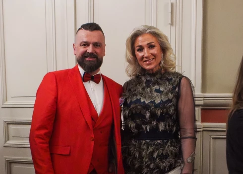 Armands un Iveta Simsoni jauniestudējuma "Ķiršu dārzs" pirmizrādes svinībās Čehova teātrī.