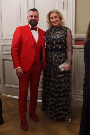 Armands un Iveta Simsoni jauniestudējuma "Ķiršu dārzs" pirmizrādes svinībās Čehova teātrī.