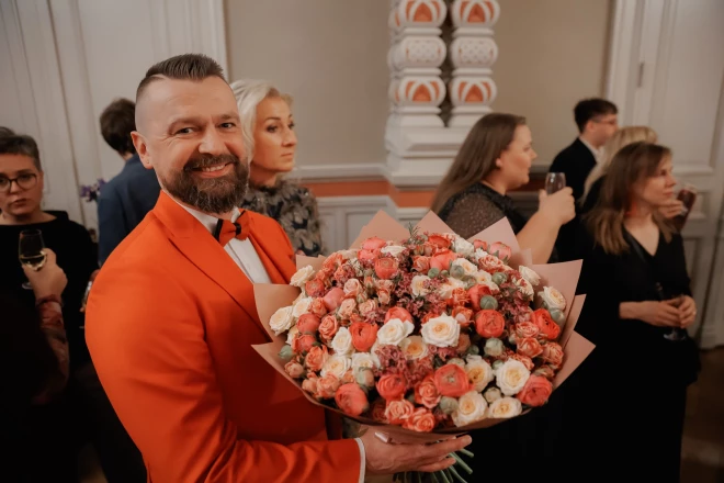 Armands ieradās ar krāšņiem ziediem, ko pasniedza  aktrisei Veronikai Plotņikovai.