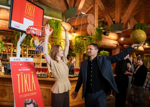 Filmas "Tīklā. TTT leģendas dzimšana" režisors Dzintars Dreibergs un galvenās lomas – TTT kapteines Dzidras Uztupes-Karamiševas – atveidotāja Agnese Budovska.