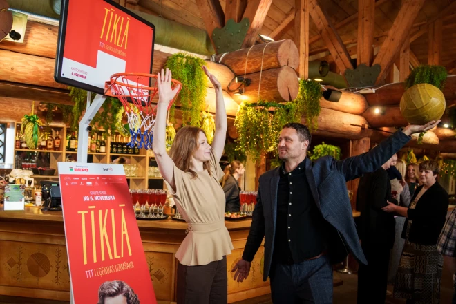 Filmas "Tīklā. TTT leģendas dzimšana" režisors Dzintars Dreibergs un galvenās lomas – TTT kapteines Dzidras Uztupes-Karamiševas – atveidotāja Agnese Budovska.