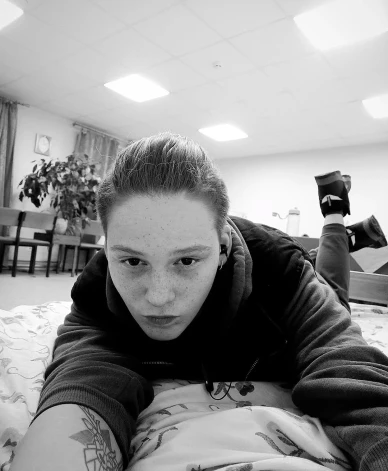 “Es gribu parādīt, ka, pat izejot cauri tādai ellei, apzināti pieļautām kļūdām, nokļūstot viszemākajā dzīves punktā, var no tā visa izkļūt. Vēlos parādīt, ka drīkst nekaunēties no šādas savas dzīves pieredzes. Nekaunies nokrist! Bet, ja pakrīti, celies un ej tālāk!” par sevi saka Lilita.