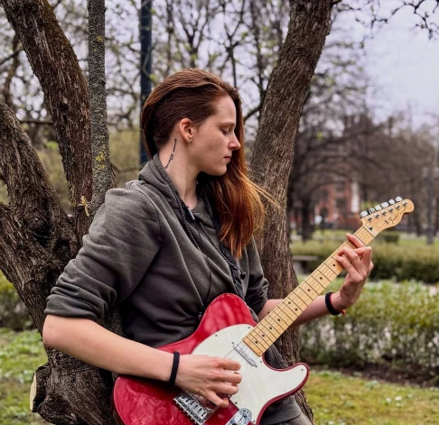 “Es gribu parādīt, ka, pat izejot cauri tādai ellei, apzināti pieļautām kļūdām, nokļūstot viszemākajā dzīves punktā, var no tā visa izkļūt. Vēlos parādīt, ka drīkst nekaunēties no šādas savas dzīves pieredzes. Nekaunies nokrist! Bet, ja pakrīti, celies un ej tālāk!” par sevi saka Lilita.