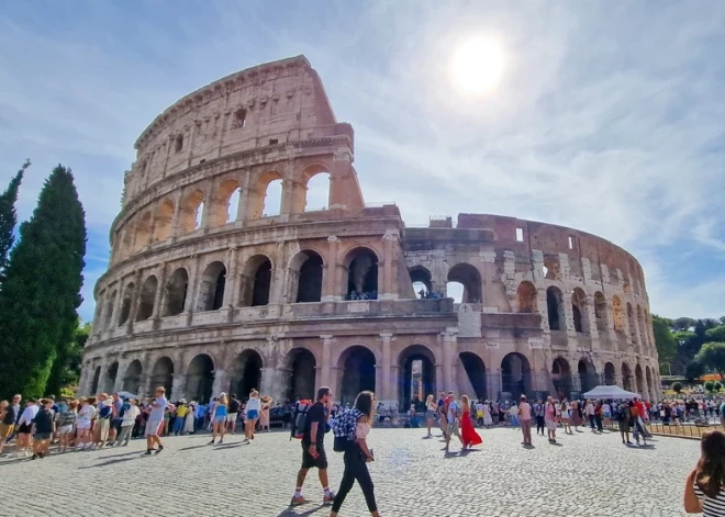 "Tas bija šausmīgi!" Amerikāņu tūrists Kolizejā mēģina pārkāpt pāri žogam, bet paliek karājoties