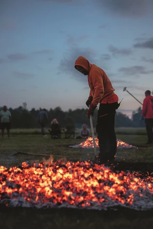 Šis ir vienīgais publiskais pasākums, kurā tiek piedāvāts ne tikai standarta trīs četru metru uguns celiņš, bet arī 15 metru uguns ceļš.