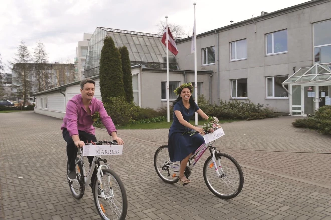 Agris un Karmena savā kāzu dienā.