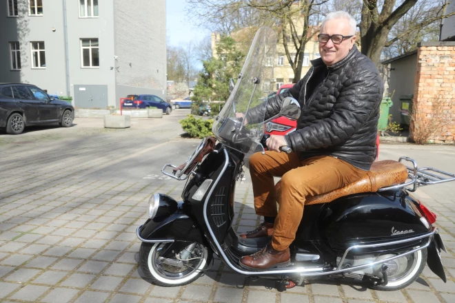 Māris uz "Vespas".