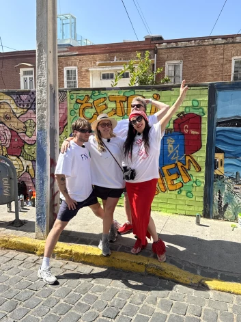 Pie grafiti veidošanas uz kādas Valparaiso sienas tika arī mūsu četrotne, un tagad "Četri uz koferiem" ir savs grafiti otrā pasaules malā. Gundega arī atradusi vienu no interesantākajām naktsmājām visa ceļojuma laikā.