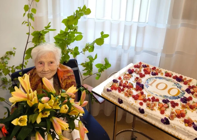 100 gadi Mildas Krūmiņas dzīvē – sumināta pansionātā “Stella maris” iemītniece