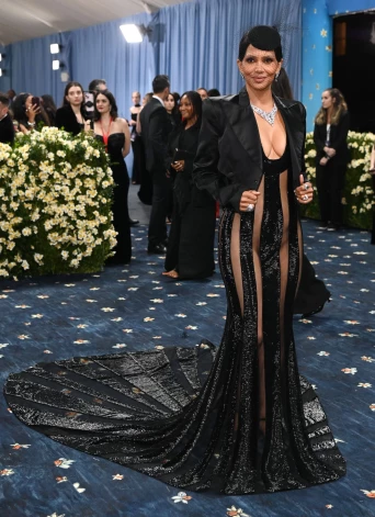 Hale Berija “Met Gala” balli 2025. gadā apmeklēja modes nama “LaQuan Smith” tērpā.