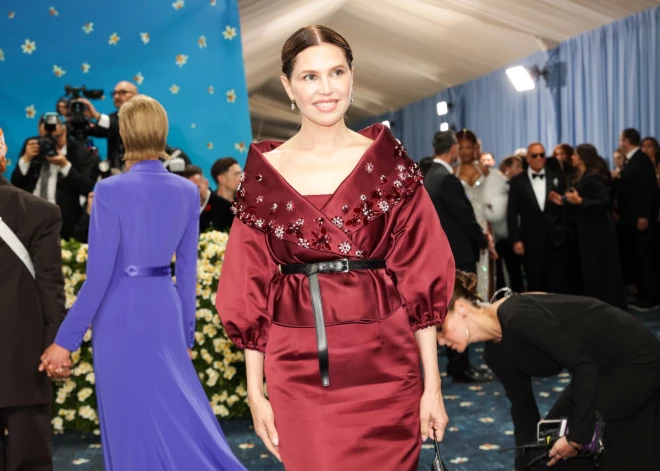 Экс-супруга Абрамовича после пятых родов в платье с декольте появилась на Met Gala