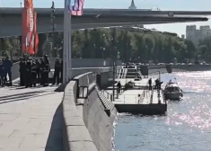 "Putins - Hitlers!" Maskavā pensionārs nolaižas no tilta ar skandalozu plakātu, viņu aiztura