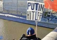 "Putins - Hitlers!" Maskavā pensionārs nolaižas no tilta ar skandalozu plakātu, viņu aiztura