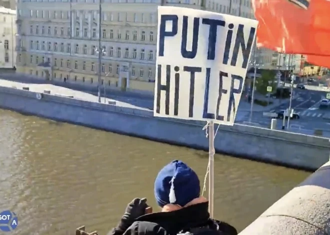 "Putins - Hitlers!" Maskavā pensionārs nolaižas no tilta ar skandalozu plakātu, viņu aiztur