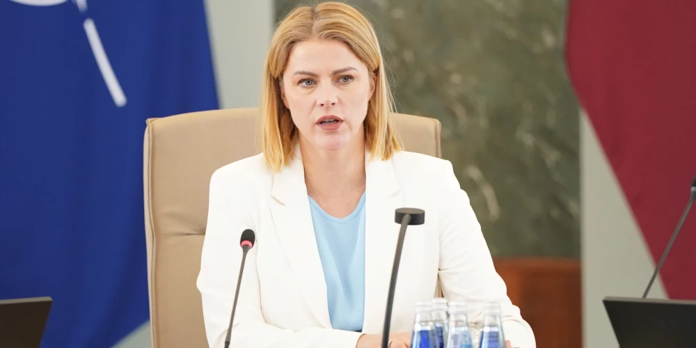 Siliņa ir uzdevusi izglītības ministrei Dacei Melbārdei (JV) meklēt steidzamus risinājumus, lai vairs nebūtu situācijas ar bērniem, kuri eksāmenos nevar sasniegt 10% slieksni. 