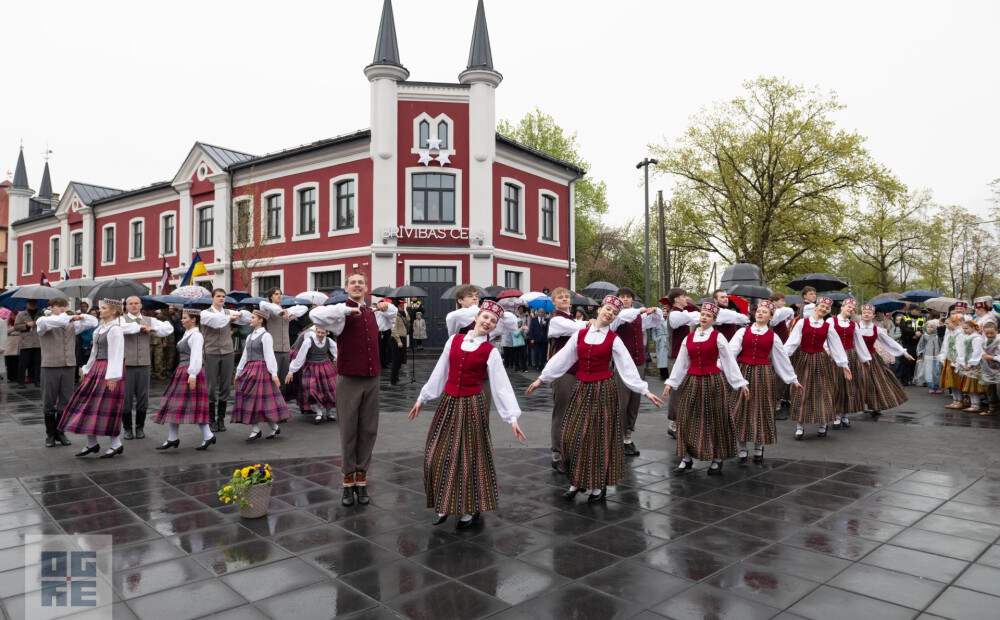 FOTO: tā Ogrē atklāja Neatkarības laukumu un Brīvības ceļa ekspozīciju
