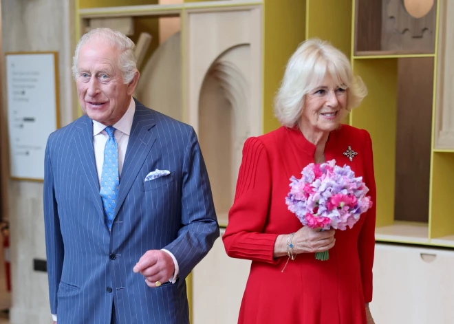 FOTO: Lielbritānijas Nacionālajā galerijā atklāti karaļa Čārlza un karalienes Kamillas jaunākie portreti