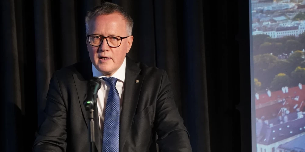 Arvils Ašeradens uzsvēra, ka koalīcijai ir jāvienojas par to, kāda naudas masa paredzēta jaunām politikas iniciatīvām, pēc kā jāpārskata valdības izmaksas.