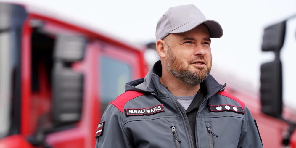 Valsts ugunsdzēsības un glābšanas dienesta (VUGD) priekšnieks pulkvedis Mārtiņš Baltmanis piedalās pasākumā, kurā VUGD saņem 10 jaunās "Scania" autocisternas.
