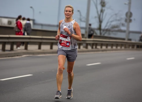 Tā kā maratons ir garš un intensīvs skrējiens, tava ķermeņa enerģijas rezerves, galvenokārt glikogēns, skrējiena laikā izsīkst.