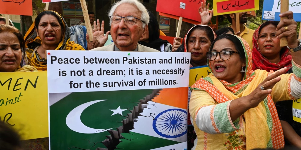 Miera demonstrācija Pakistānas pilsētā Lahorā 6. maijā, kamēr Pakistāna un Indija aktīvi mobilizē spēkus pirms iespējamā kara. Pavisam drīz Indija veica militārus triecienus pa Pakistānu