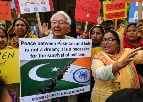 Miera demonstrācija Pakistānas pilsētā Lahorā 6. maijā, kamēr Pakistāna un Indija aktīvi mobilizē spēkus pirms iespējamā kara. Pavisam drīz Indija veica militārus triecienus pa Pakistānu