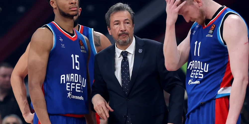 Rolandam Šmitam (pa labi) un Lukam Banki Eirolīgas sezona ir galā.