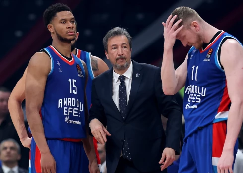 Rolandam Šmitam (pa labi) un Lukam Banki Eirolīgas sezona ir galā.