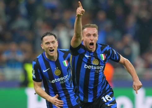 Davide Fratēsi līksmo pēc vārtu guvuma, kas nodrošinās Milānas "Inter" finālu.