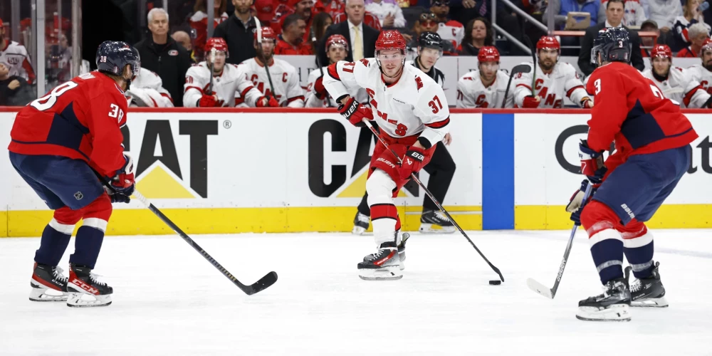 Karolīnas "Hurricanes" komanda otrdien ar uzvaru papildlaikā pār Vašingtonas "Capitals" vienību uzsāka Nacionālās hokeja līgas (NHL) Stenlija kausa izcīņas otro kārtu.