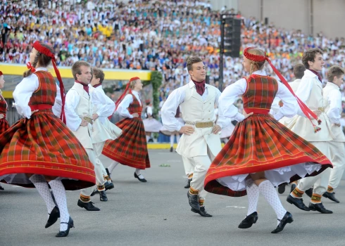 Rīkojot gaidāmos Latvijas Skolu jaunatnes dziesmu un deju svētkus, ir izveidojies sadārdzinājums.