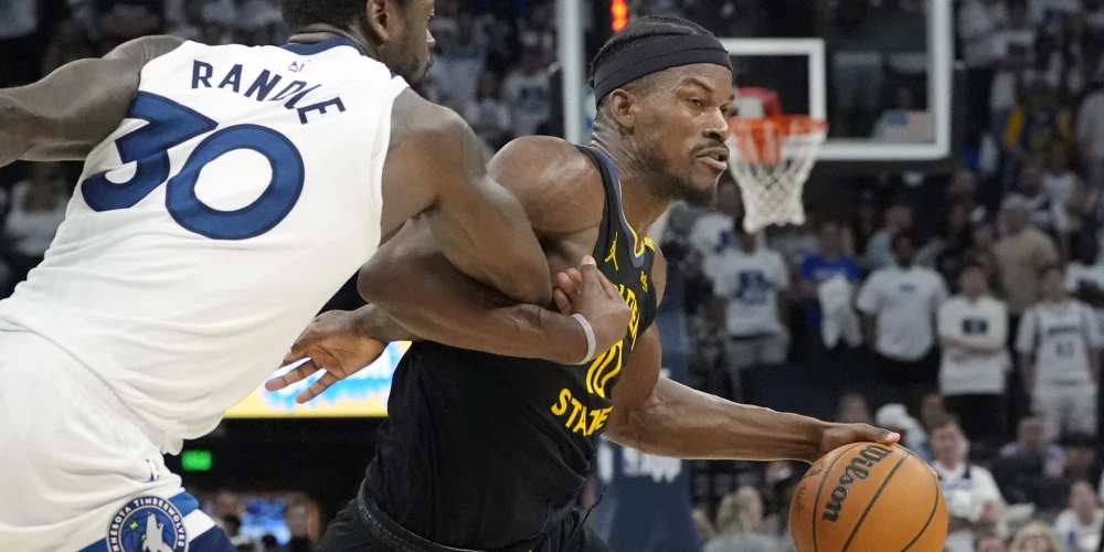 Ar zaudējumu savā laukumā otrdien Nacionālās basketbola asociācijas (NBA) Rietumu konferences pusfinālu uzsāka Minesotas "Timberwolves", kas mājās piekāpās Goldensteitas "Warriors" vienībai.