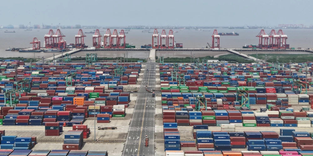 Šanhaja, Ķīna. Aprīlī stājās spēkā ASV tarifi, kas daudzām Ķīnā ražotām precēm ir sasnieguši 145%, savukārt Pekina ir atbildējusi ar jaunām nodevām 125% apmērā importam no Amerikas Savienotajām Valstīm.